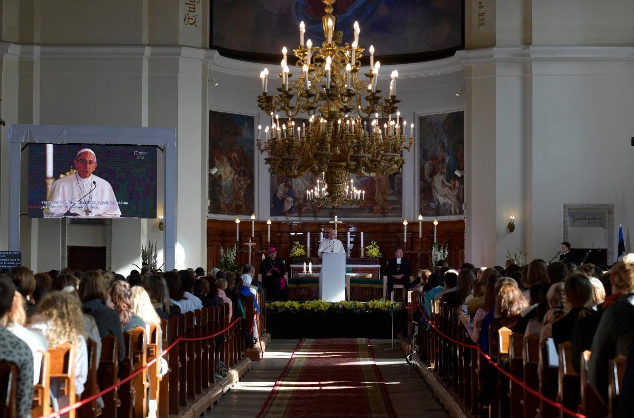 Image of Pope Francis addressing youth in Estonia in 2018